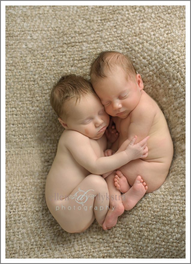 twin_newborns_together