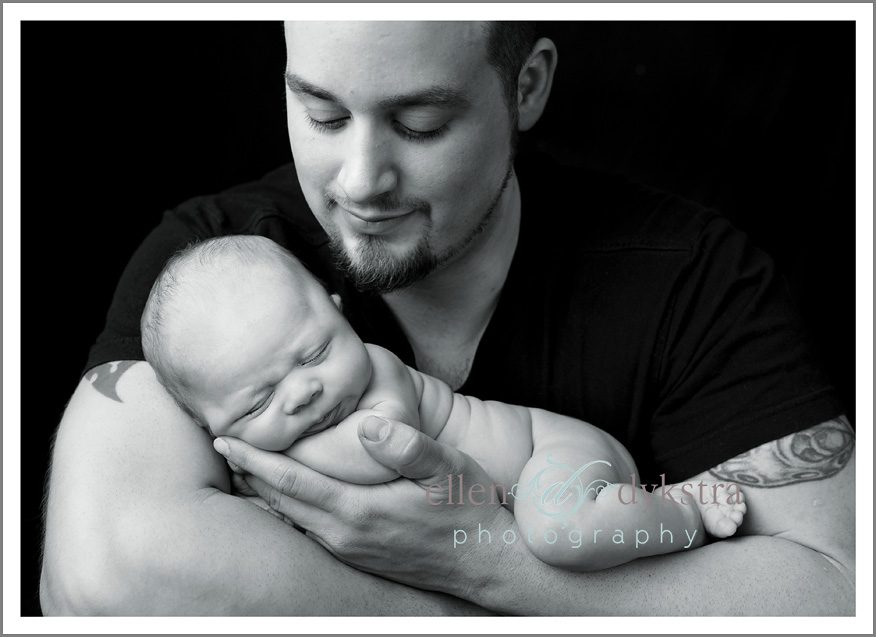 daddy_holding_newborn