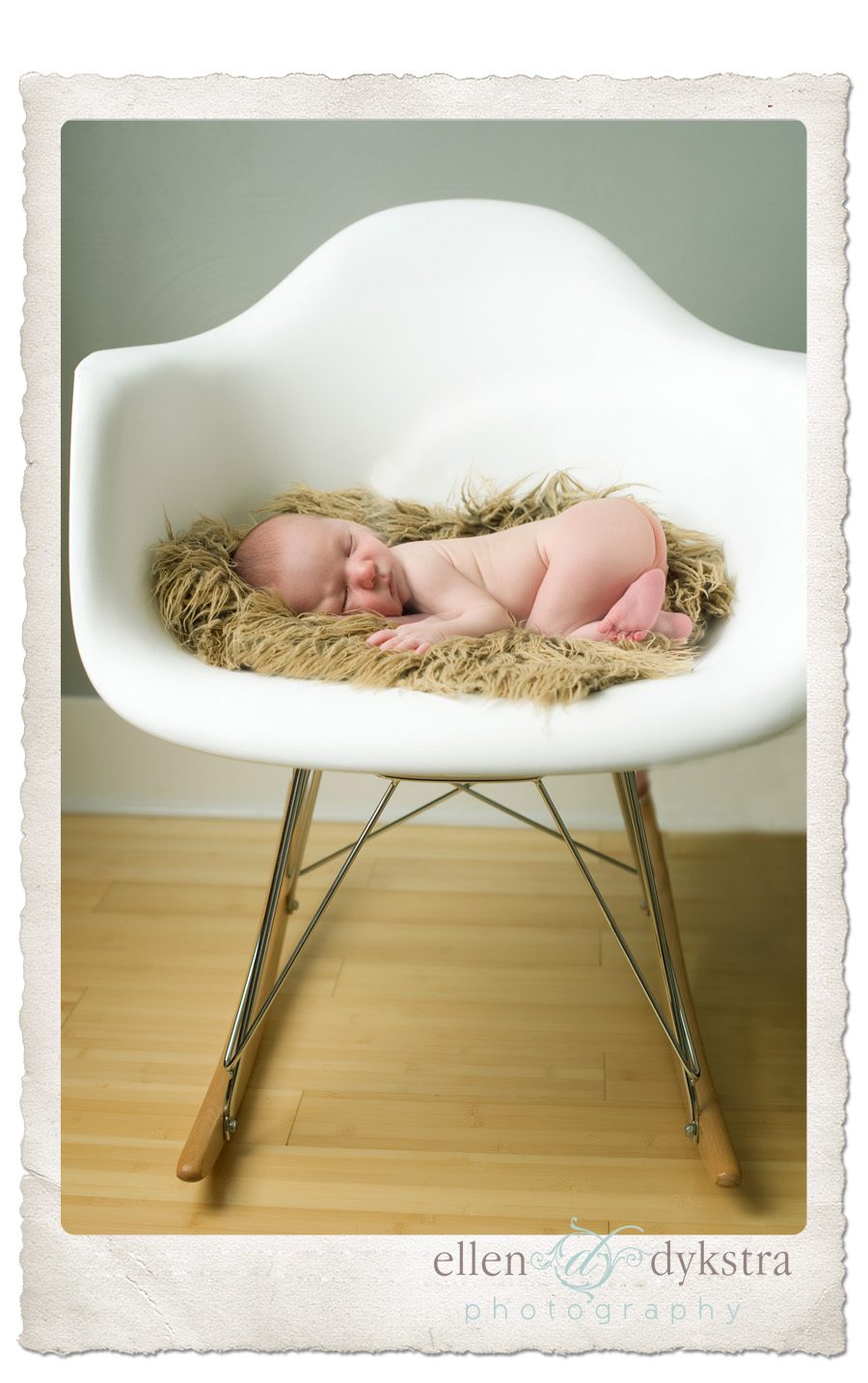 newborn_in_chair