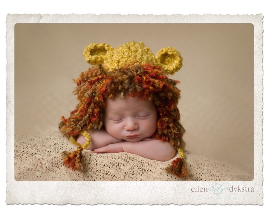 newborn_in_lion_hat