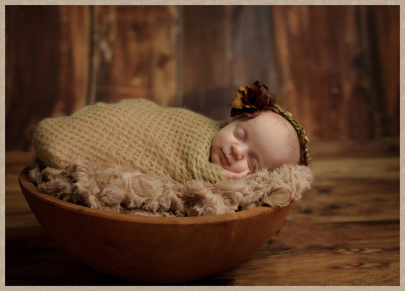 newborn_photography_with_vintage_wooden_bowl