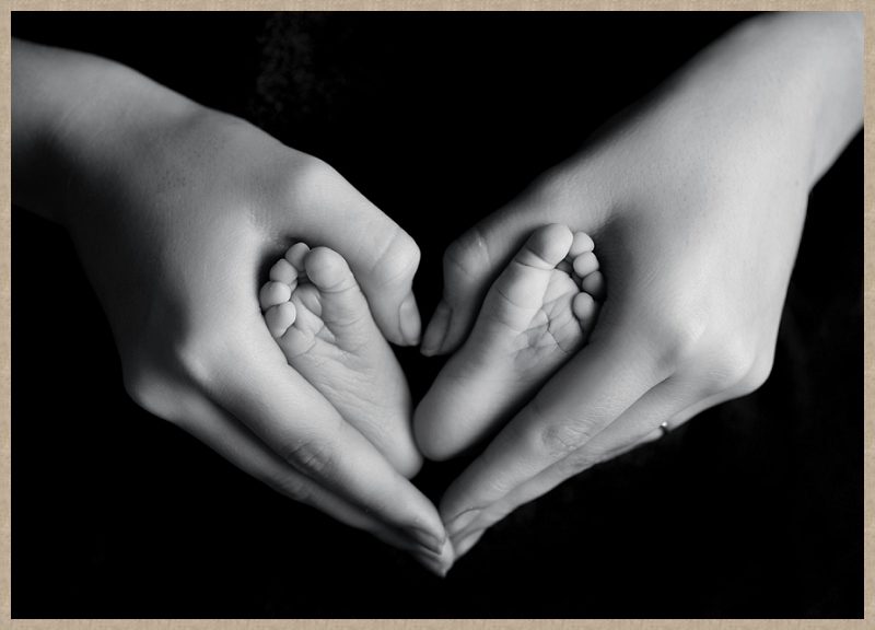 newborn_feet_in_hands_in_heart_shape