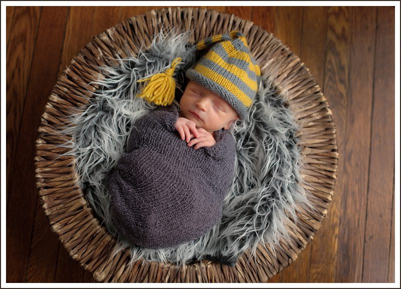 newborn-pose-in-basket