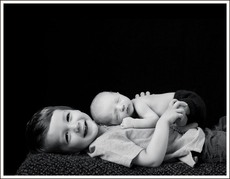 newborn-pose-with-sibling