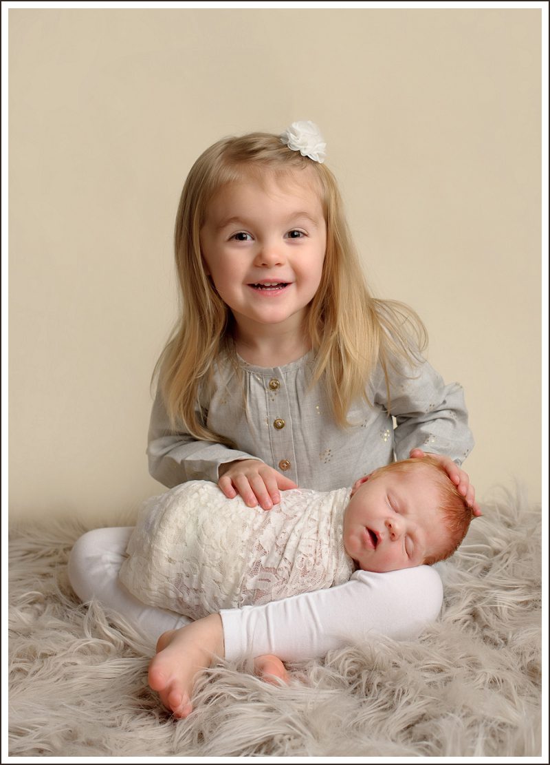 newborn-pictures-with-siblings