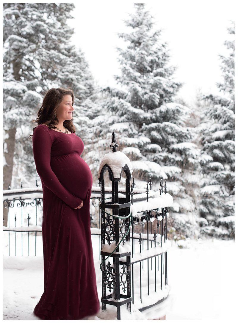 maternity-session-in-the-snow