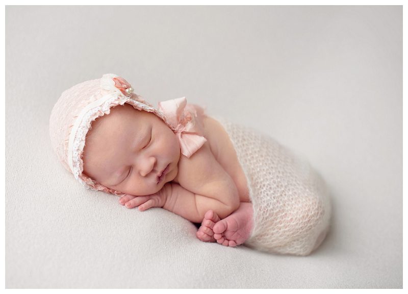 newborn-in-peach-bonnet