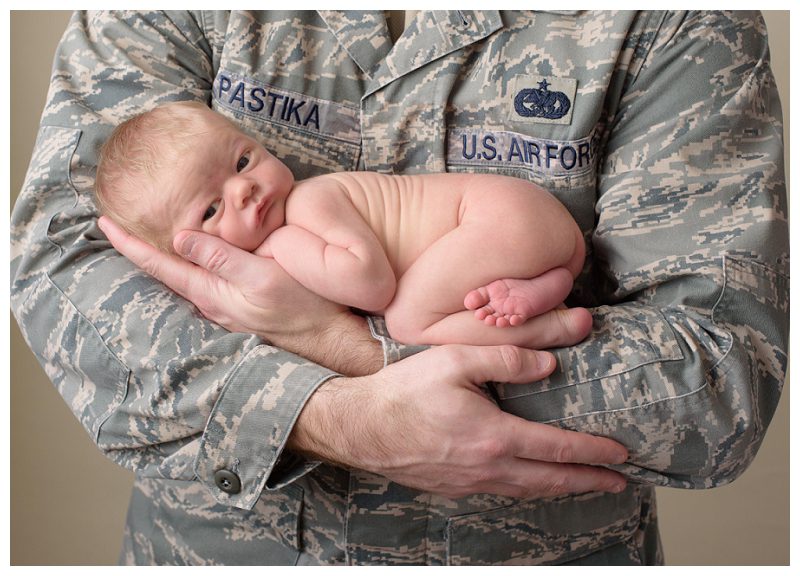 dad-in-army-uniform-holding-newborn