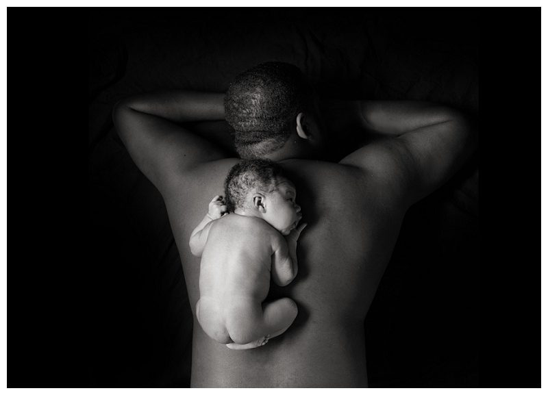 newborn-lying-on dad's-back