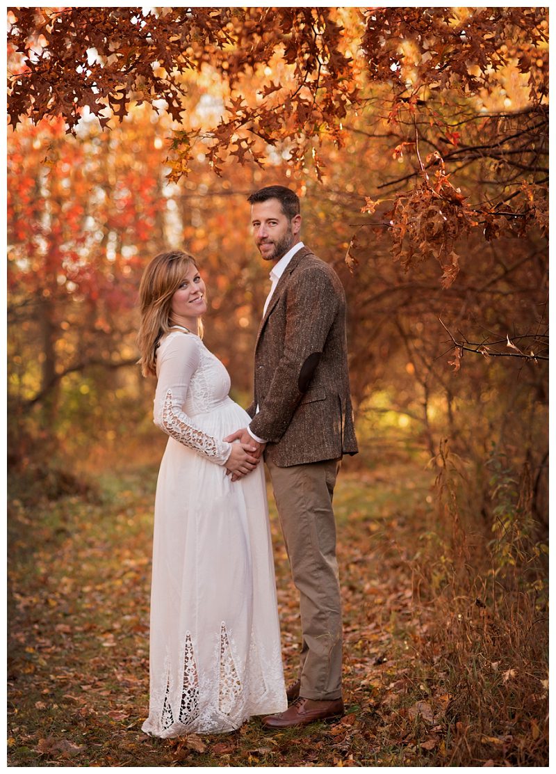 maternity-pictures-in-fall-leaves