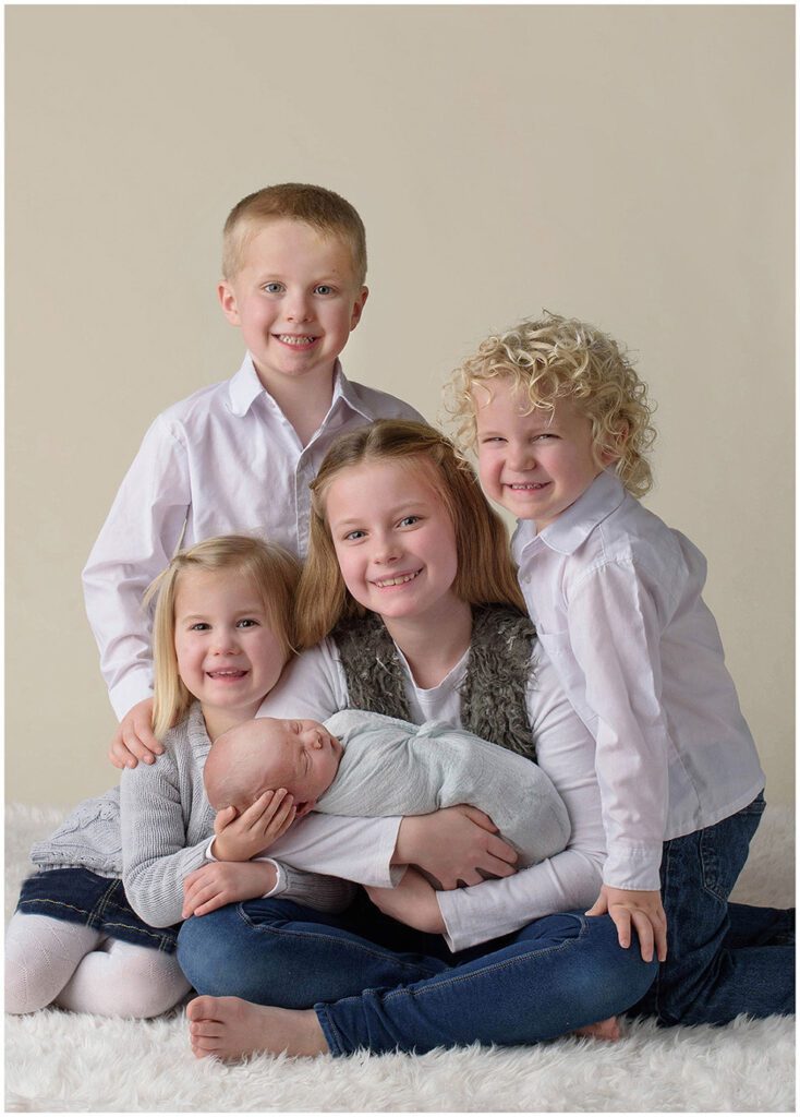 newborn pose with 5 siblings