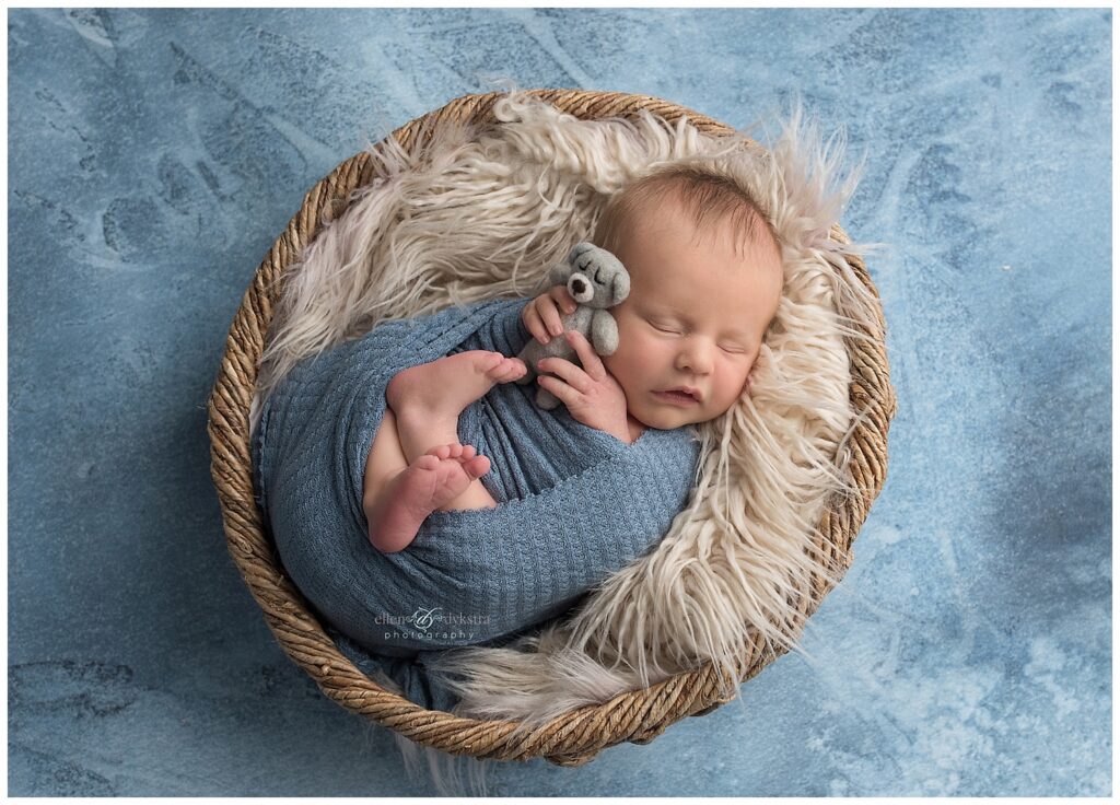 simple newborn photo props: round basket